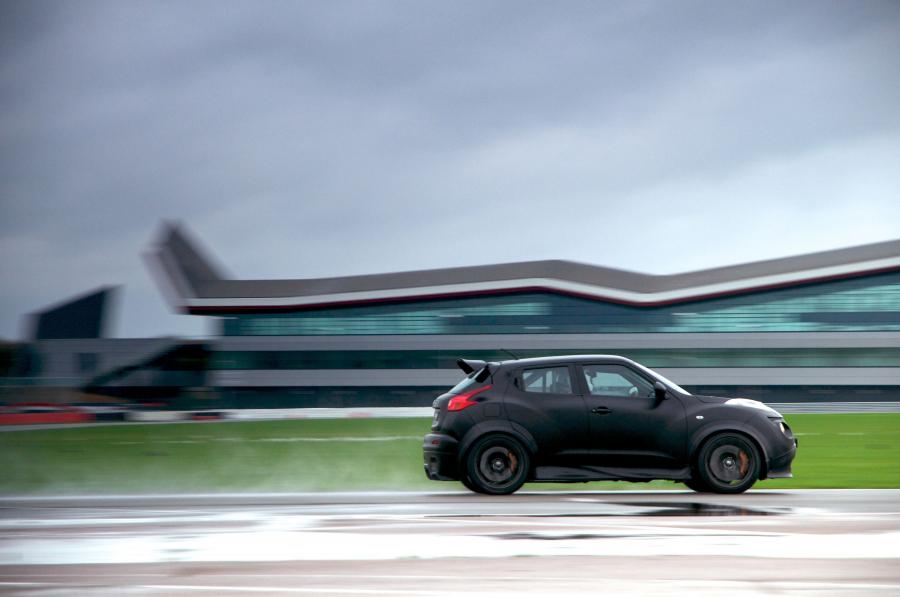  Nissan Juke-R Concept 2012 года  (фото 6 из 41)